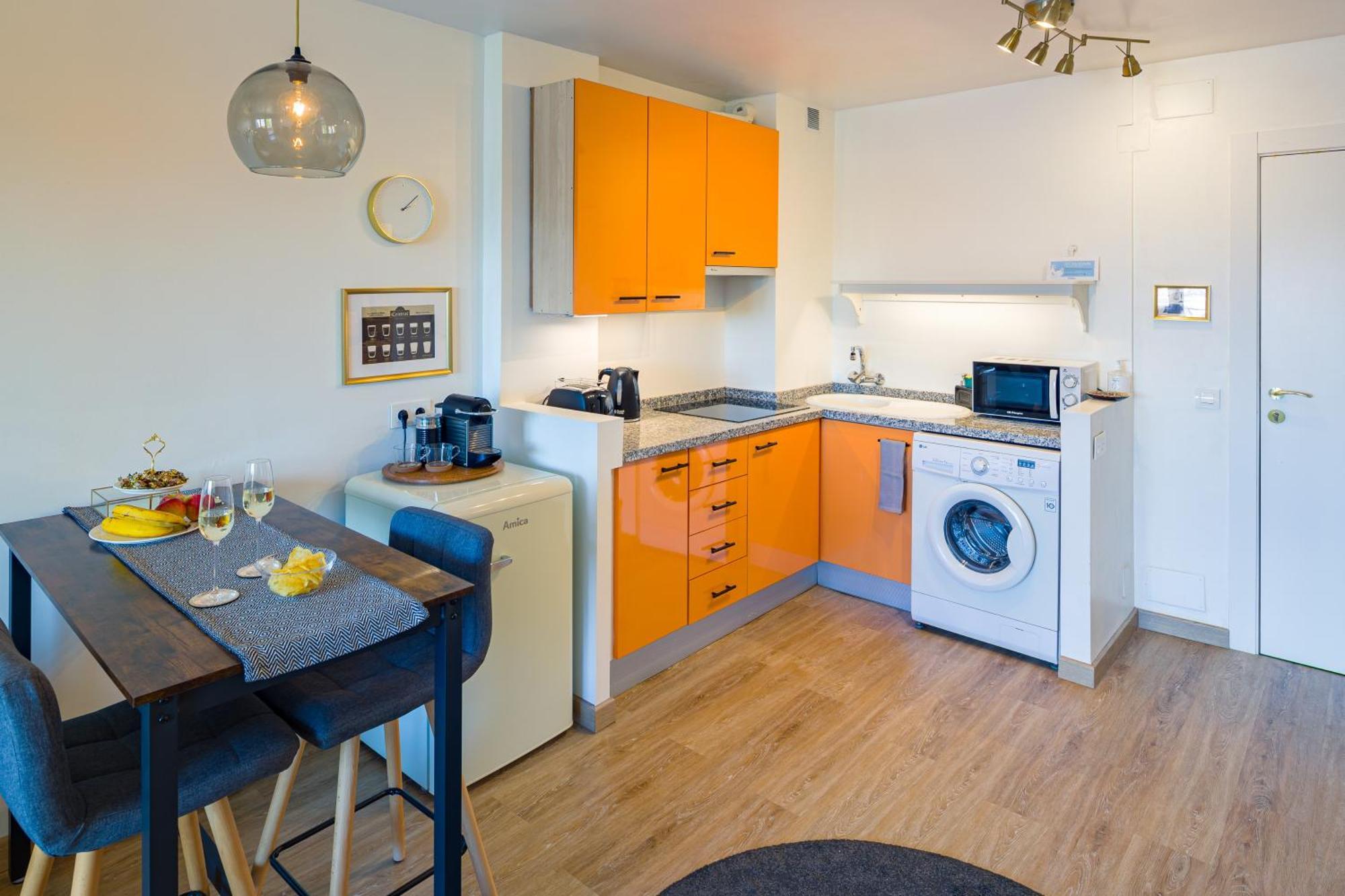 Center - Cute Quiet Close To The With Parking!! Apartment *