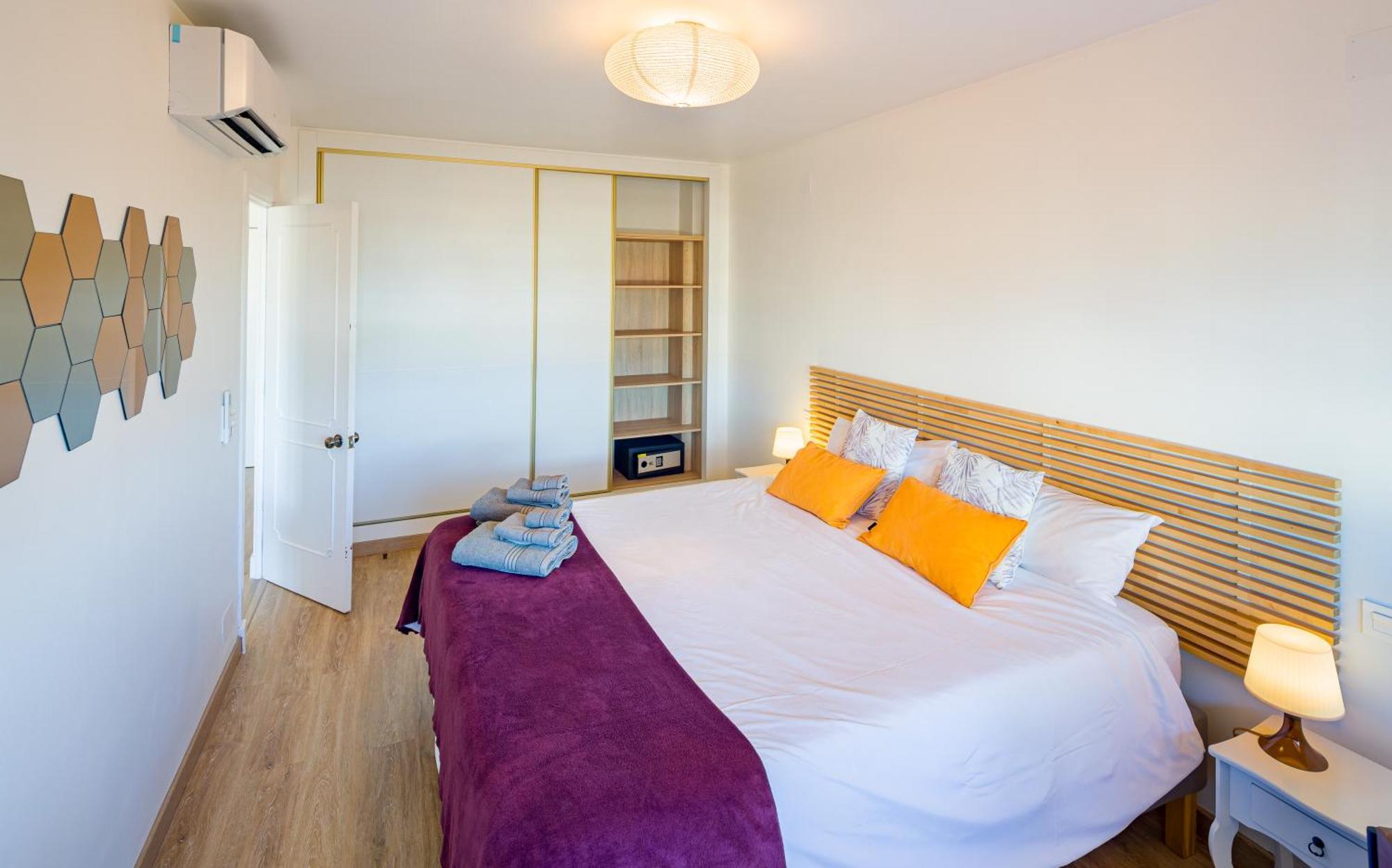 Center - Cute Quiet Close To The With Parking!! Apartment