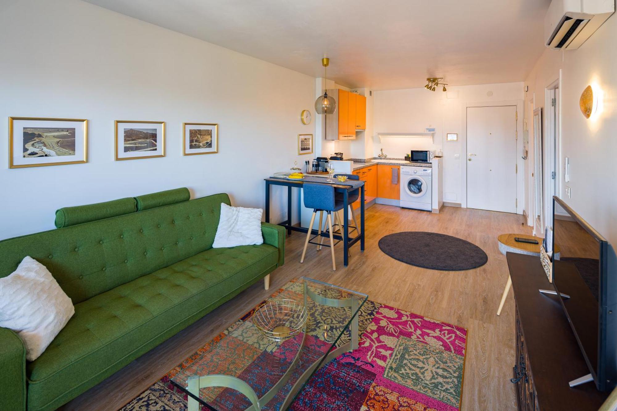 Apartment Center - Cute Quiet Close To The With Parking!! *