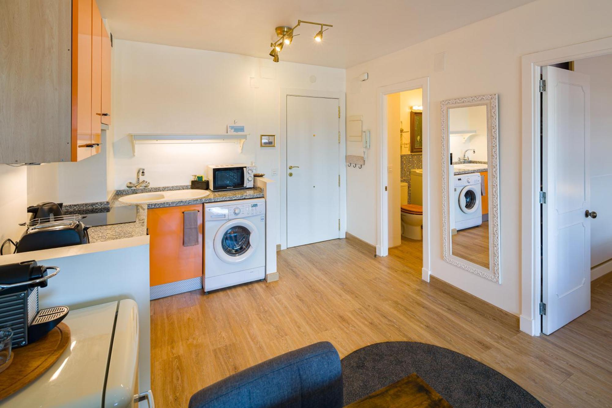 Center - Cute Quiet Close To The With Parking!! *