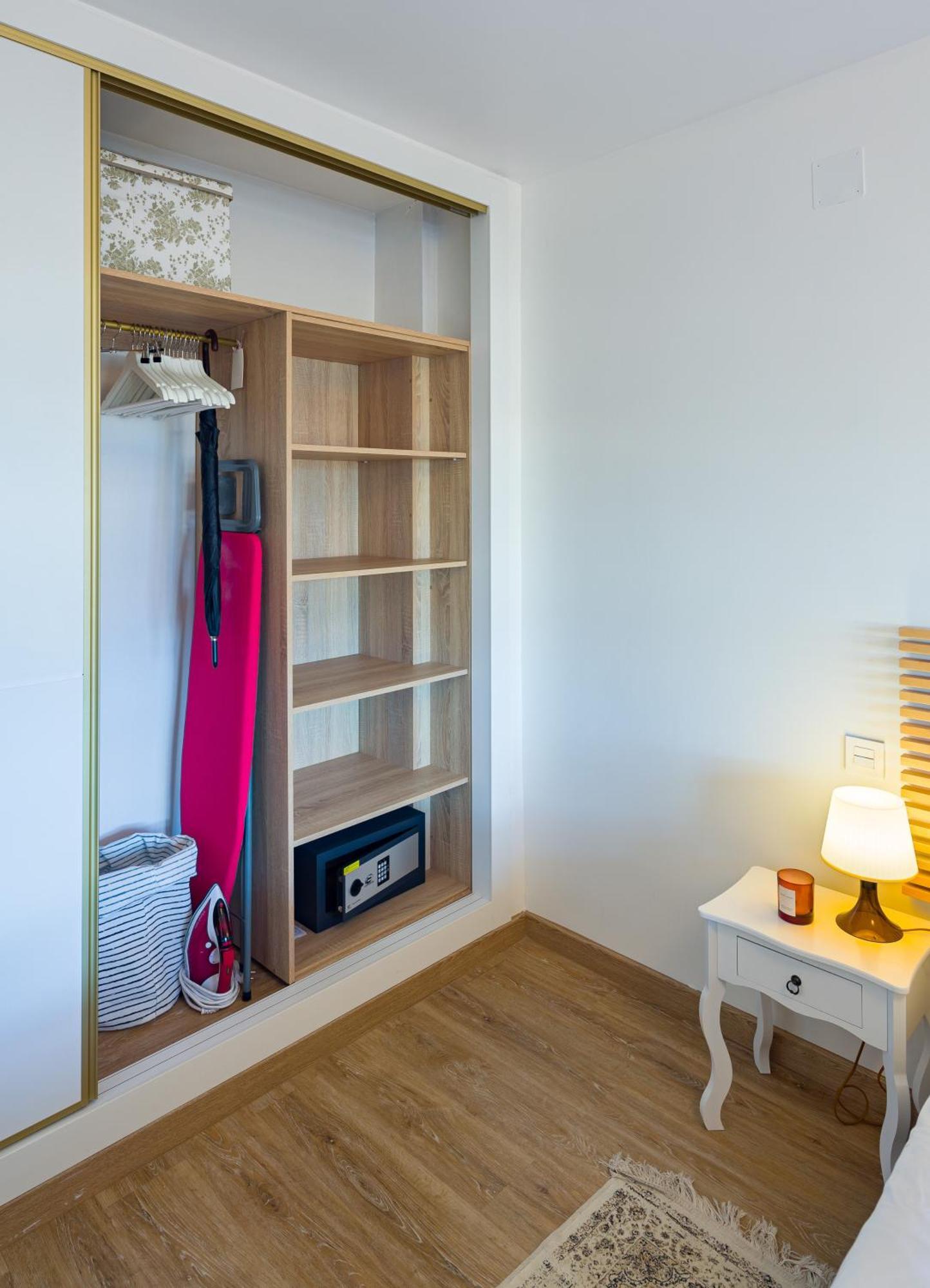 Center - Cute Quiet Close To The With Parking!!
