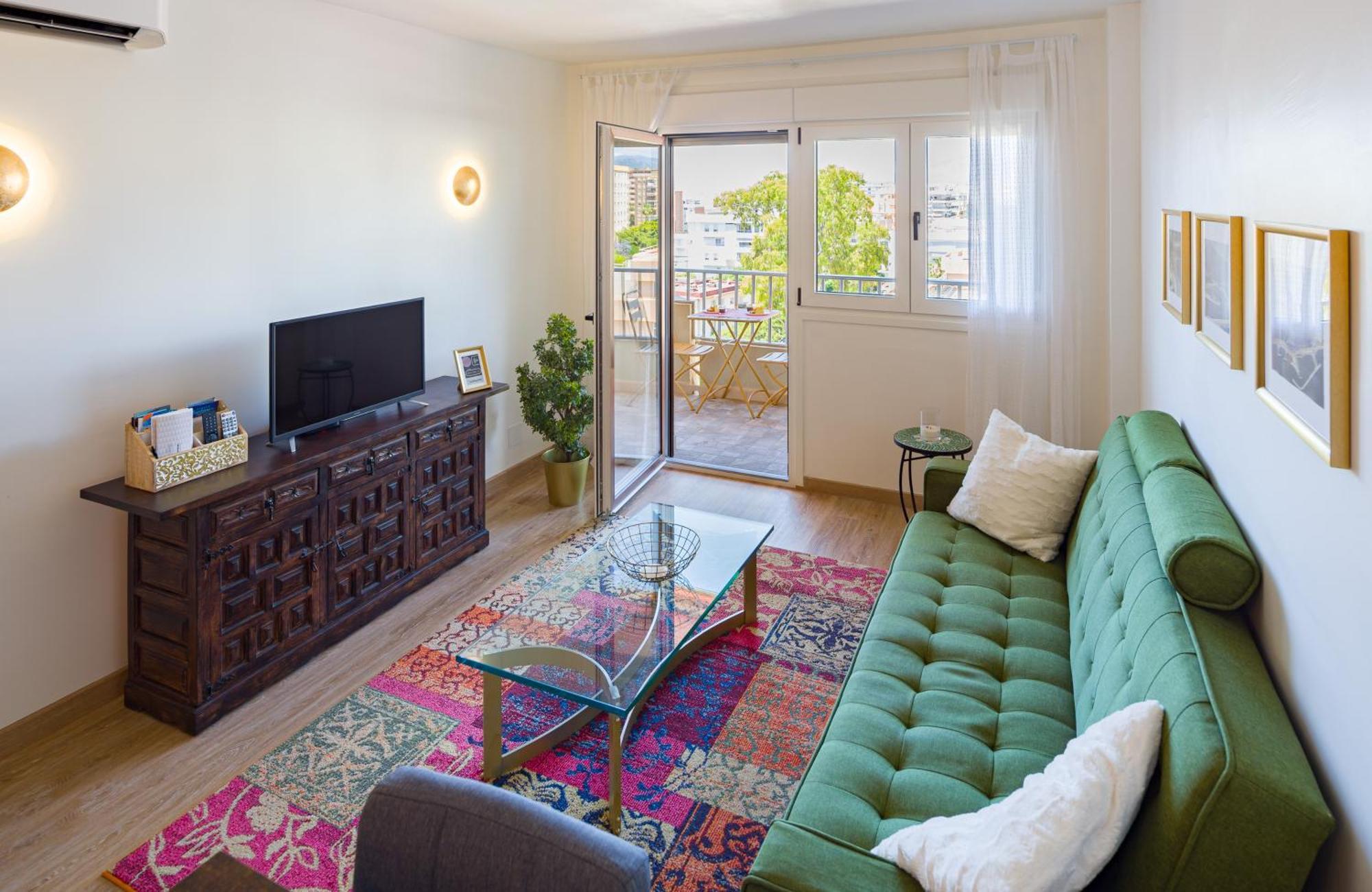 Apartment Center - Cute Quiet Close To The With Parking!! *