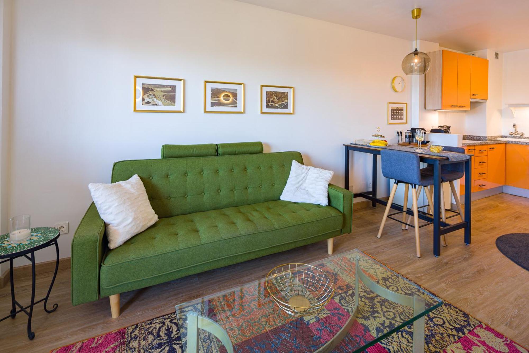 Center - Cute Quiet Close To The With Parking!! Marbella