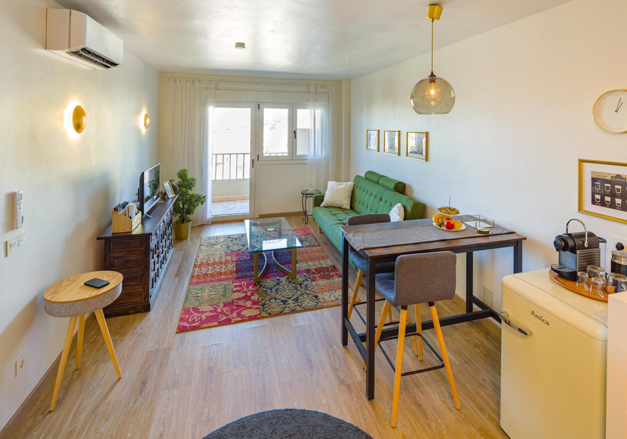 Center - Cute Quiet Close To The With Parking!! *